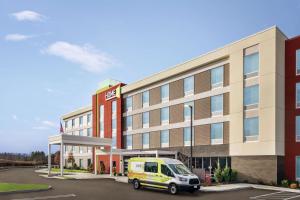 Glen MillsにあるHome2 Suites By Hilton Glen Mills Chadds Fordのホテル前に停車する黄色いバン