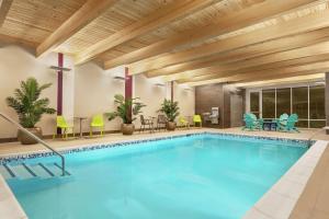 a swimming pool with blue water in a building at Home2 Suites By Hilton Glen Mills Chadds Ford in Glen Mills