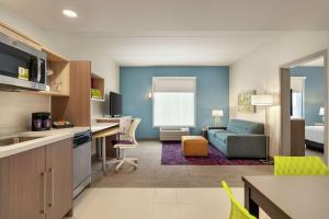 una camera con cucina e soggiorno di Home2 Suites By Hilton Glen Mills Chadds Ford a Glen Mills