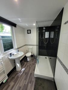 a bathroom with a shower and a sink and a toilet at Willow Inn in Kent