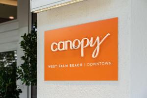 una señal naranja en el lateral de un edificio en Canopy West Palm Beach - Downtown, en West Palm Beach