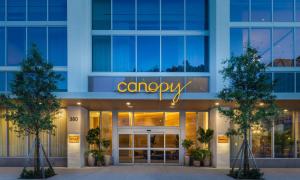 un edificio con entrada a una empresa en Canopy West Palm Beach - Downtown, en West Palm Beach