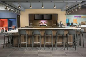 a kitchen with a bar with stools around it at Tru By Hilton Kennesaw, Ga in Kennesaw