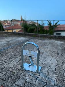 um sinal numa estrada de tijolos que diz um quarto em Oia Room em Labin