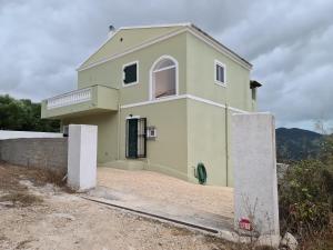 Olive Villa في Episkopianá: منزل أبيض صغير على قمة تلة