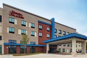 een weergave van de voorkant van een hotel bij Hampton Inn & Suites Farmers Branch Dallas, Tx in Farmers Branch