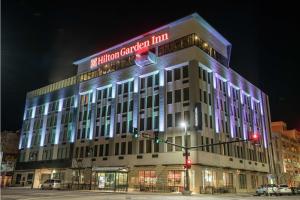 un edificio con un cartel encima por la noche en Hilton Garden Inn Wichita Downtown, Ks, en Wichita