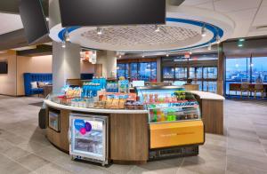 a food court in a mall with a food cart w obiekcie Tru By Hilton Lehi, Ut w mieście Lehi