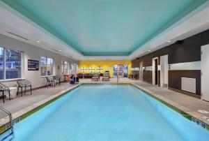 a large swimming pool in a hotel room at Tru By Hilton Springfield Downtown in Springfield