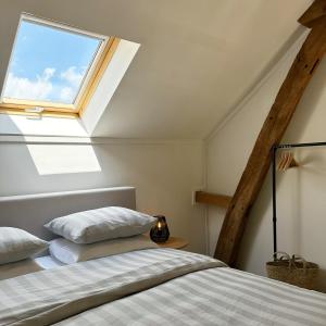 een slaapkamer met een bed en een raam bij Hoeve Berghof in Heerlen