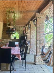 Ein Mann, der an einem Tisch auf einer Terrasse sitzt in der Unterkunft Pipacs Vendégház in Poroszló