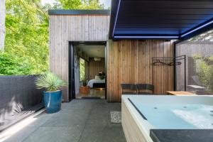 Casa con patio con bañera de hidromasaje en La Kabann en Oissel