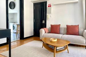 里斯本的住宿－Central Hidden Gem Rustic Modern 2 Bedroom Flat，客厅配有沙发和桌子