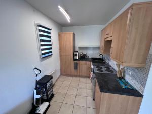 Η κουζίνα ή μικρή κουζίνα στο Appartement T2 avec jardin privé, piscine et barbecue
