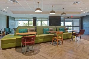 Home2 Suites By Hilton West Palm Beach Airport的休息区
