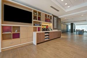 Home2 Suites By Hilton West Palm Beach Airport的电视和/或娱乐中心