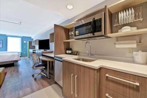 Home2 Suites By Hilton West Palm Beach Airport的厨房或小厨房