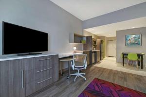 Home2 Suites By Hilton West Palm Beach Airport的电视和/或娱乐中心