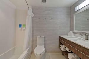 Home2 Suites By Hilton West Palm Beach Airport的一间浴室