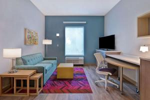 Home2 Suites By Hilton West Palm Beach Airport的电视和/或娱乐中心