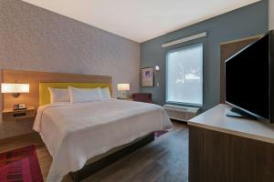 Home2 Suites By Hilton West Palm Beach Airport客房内的一张或多张床位