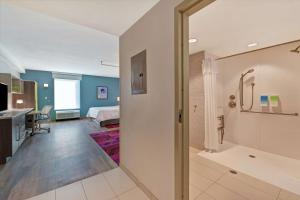 Home2 Suites By Hilton West Palm Beach Airport的一间浴室