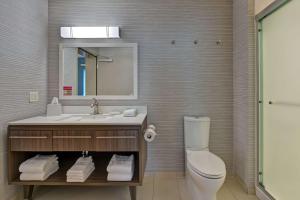 Home2 Suites By Hilton West Palm Beach Airport的一间浴室