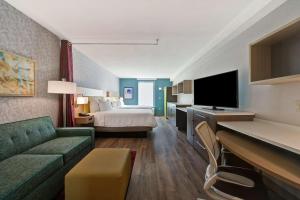 Home2 Suites By Hilton West Palm Beach Airport的电视和/或娱乐中心