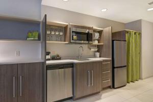 Home2 Suites By Hilton West Palm Beach Airport的厨房或小厨房
