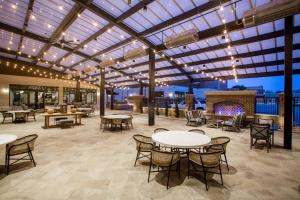 un patio con mesas y sillas y una chimenea en Homewood Suites By Hilton Salina/Downtown, Ks en Salina