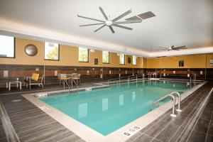 una grande piscina con ventilatore a soffitto di Homewood Suites By Hilton Salina/Downtown, Ks a Salina