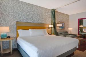 1 dormitorio con 1 cama grande y sala de estar en Home2 Suites by Hilton, Sarasota I-75 Bee Ridge, Fl, en Sarasota