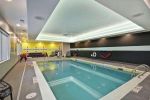 uma grande piscina num quarto de hotel em Tru By Hilton Winchester, Va em Winchester