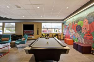 una sala de billar con mesa de billar y un mural en Tru By Hilton Winchester, Va en Winchester