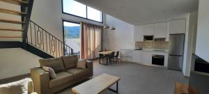 Il comprend un salon avec un canapé et une table. dans l'établissement Casa Rural Reserva de las Nieves, à Tolox