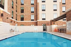 una piscina di fronte a un edificio di Home2 Suites By Hilton Alpharetta, Ga ad Alpharetta