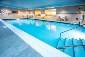 布盧明頓的住宿－Home2 Suites By Hilton Minneapolis-Mall of America，蓝色海水大型室内游泳池