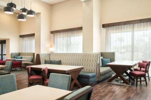 Hampton Inn Clewiston的休息区