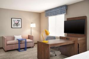 Hampton Inn Clewiston的电视和/或娱乐中心