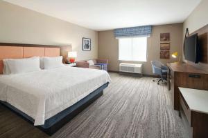 Hampton Inn Clewiston客房内的一张或多张床位