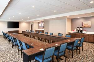 una gran sala de conferencias con una mesa larga y sillas en Hampton Inn Clewiston, en Clewiston