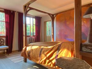 um quarto com uma cama de dossel em Lodge Saint-Hymer em Saint-Hymer