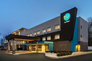 un edificio de oficinas con un cartel de alta en Tru By Hilton Albany Airport, Ny, en Latham