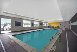 una gran piscina en una habitación de hotel en Tru By Hilton Monroe, MI en Monroe