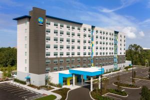 奥兰多Tru By Hilton Orlando Convention Center的上面有伏打标志的建筑