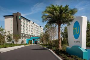 un hotel con una palma di fronte a un edificio di Tru By Hilton Orlando Convention Center a Orlando