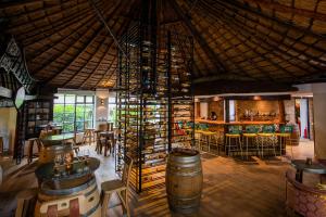 una sala de cata de vinos con un montón de barriles de vino en Villa de Beyaerd en Hulshorst