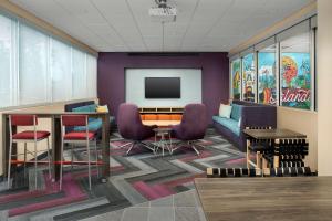 Tru By Hilton Orlando Convention Center的电视和/或娱乐中心