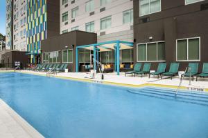 Tru By Hilton Orlando Convention Center内部或周边的泳池