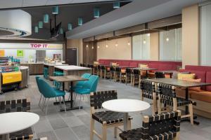 um restaurante com mesas e cadeiras e uma cafetaria em Tru By Hilton Orlando Convention Center em Orlando